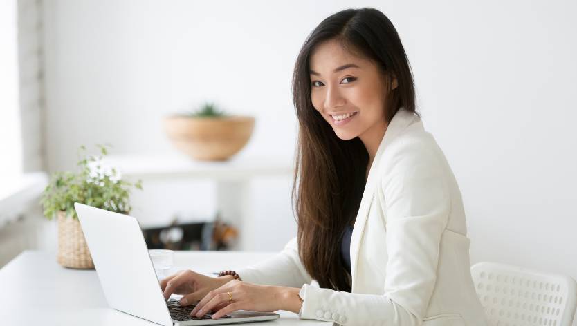 Une femme travaillant sur son ordinateur portatif